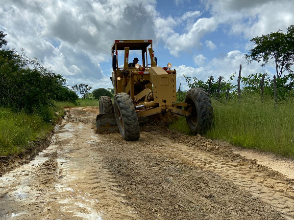 Prefeitura de Santa Quitéria inicia recuperação das estradas do município; rotas escolares são prioridade